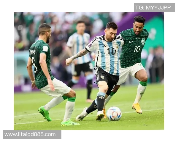 足球场上无越位限制的三位传奇球星及其独特风采解析